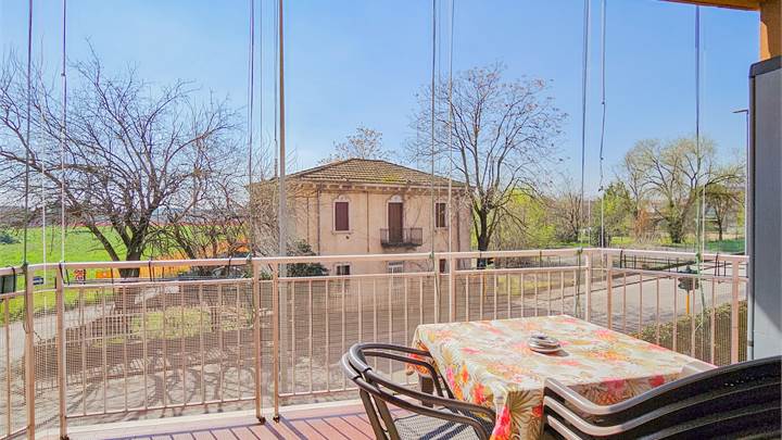 APPARTAMANTO TRE CAMERE, DOPPI SERVIZI E TERRAZZO